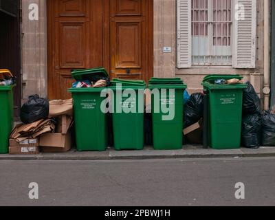 Parigi, Francia. 12th Mar, 2023. Dall'inizio degli scioperi contro la riforma dell'età pensionabile, il centro di smaltimento dei rifiuti di Porte d'Ivry è in sciopero, l'inceneritore è stato chiuso e tonnellate di rifiuti domestici si sono accumulate sui marciapiedi di Parigi. Parigi, Francia il 12 marzo 2023. Photo by Pierrick Villette/ABACAPRESS.COM Credit: Abaca Press/Alamy Live News Foto Stock