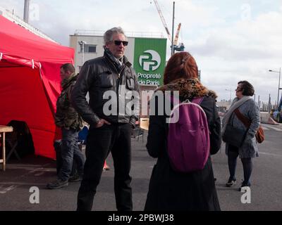 Parigi, Francia. 12th Mar, 2023. Dall'inizio degli scioperi contro la riforma dell'età pensionabile, il centro di smaltimento dei rifiuti di Porte d'Ivry è in sciopero, l'inceneritore è stato chiuso e tonnellate di rifiuti domestici si sono accumulate sui marciapiedi di Parigi. Parigi, Francia il 12 marzo 2023. Photo by Pierrick Villette/ABACAPRESS.COM Credit: Abaca Press/Alamy Live News Foto Stock