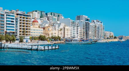 Sliema, Malta - 5 settembre 2022: Alcune barche a vela ormeggiate nel porto di Sliema, a Malta, di fronte alla Valletta, sulla destra sullo sfondo Foto Stock