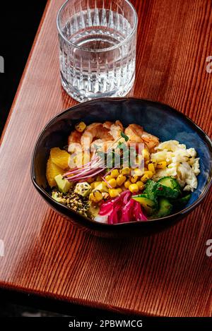 ciotola di poke hawaiano con gamberi, verdure, riso Foto Stock
