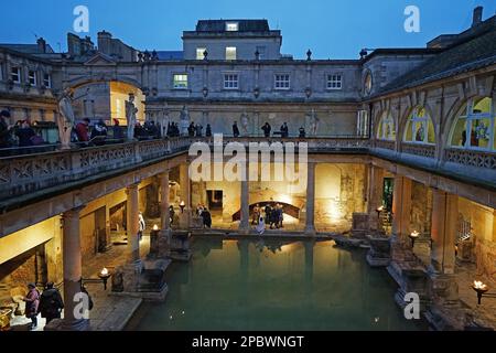 Architettura esterna di 'The Roman Bath', museo interattivo pieno di molti tesori e sorgenti termali naturali pubbliche - Inghilterra, Regno Unito Foto Stock