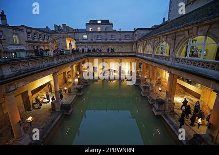 Architettura esterna di 'The Roman Bath', museo interattivo pieno di molti tesori e sorgenti termali naturali pubbliche - Inghilterra, Regno Unito Foto Stock