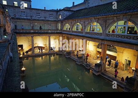 Architettura esterna di 'The Roman Bath', museo interattivo pieno di molti tesori e sorgenti termali naturali pubbliche - Inghilterra, Regno Unito Foto Stock
