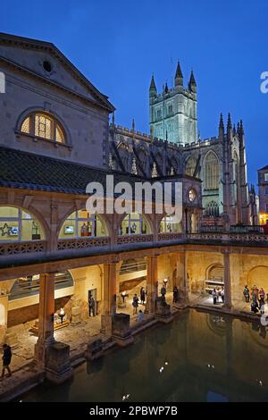 Architettura esterna di 'The Roman Bath', museo interattivo pieno di molti tesori e sorgenti termali naturali pubbliche - Inghilterra, Regno Unito Foto Stock