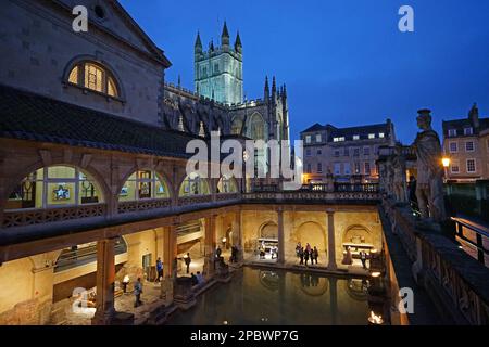 Architettura esterna di 'The Roman Bath', museo interattivo pieno di molti tesori e sorgenti termali naturali pubbliche - Inghilterra, Regno Unito Foto Stock