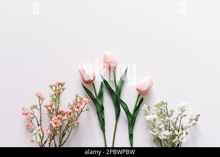 Una variante di fiori primaverili con bianchi, rosa e verdi Foto Stock