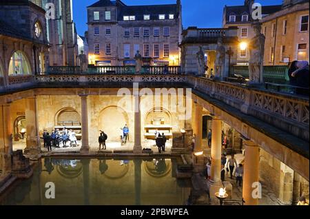 Architettura esterna di 'The Roman Bath', museo interattivo pieno di molti tesori e sorgenti termali naturali pubbliche - Inghilterra, Regno Unito Foto Stock
