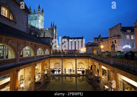 Architettura esterna di 'The Roman Bath', museo interattivo pieno di molti tesori e sorgenti termali naturali pubbliche - Inghilterra, Regno Unito Foto Stock