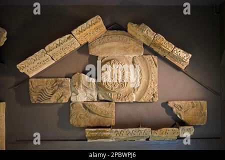 Architettura esterna di 'The Roman Bath', museo interattivo pieno di molti tesori e sorgenti termali naturali pubbliche - Inghilterra, Regno Unito Foto Stock