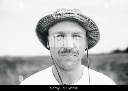 ritratto bianco e nero di maschio bianco con cappello rotondo Foto Stock