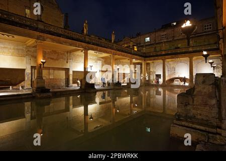 Architettura esterna di 'The Roman Bath', museo interattivo pieno di molti tesori e sorgenti termali naturali pubbliche - Inghilterra, Regno Unito Foto Stock