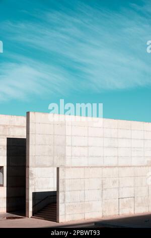 Strutture in cemento armato in uno spazio pubblico a Saragozza, Spagna. Foto Stock