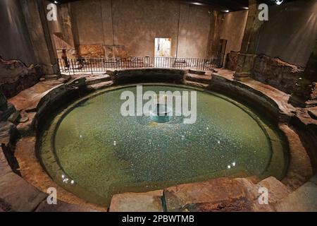 Architettura esterna di 'The Roman Bath', museo interattivo pieno di molti tesori e sorgenti termali naturali pubbliche - Inghilterra, Regno Unito Foto Stock