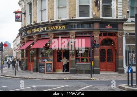 Esterno del Viaduct Tavern, un pub vittoriano classificato Grade ll all'angolo tra Newgate Street e Giltspur Street. Holborn, Londra, Inghilterra, Regno Unito Foto Stock