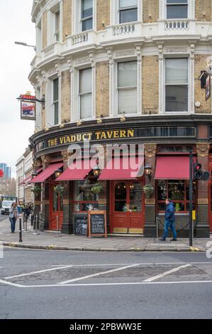 Esterno del Viaduct Tavern, un pub vittoriano classificato Grade ll all'angolo tra Newgate Street e Giltspur Street. Holborn, Londra, Inghilterra, Regno Unito Foto Stock