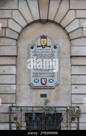 William Wallace Memorial, situato sulla parete esterna di St Bartolomew Hospital. West Smithfield, Londra, Inghilterra, Regno Unito Foto Stock