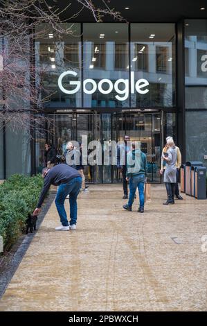 Esterno e ingresso all'edificio degli uffici di Google a Pancras Square, Kings Cross, Londra, Inghilterra, Regno Unito Foto Stock