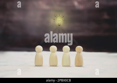Gruppo di persone in piedi insieme, sociale di collegamento uno ha un'idea, lampadina sopra una persona, concetto di leadership, reclutamento dei lavoratori, istruzione e. Foto Stock