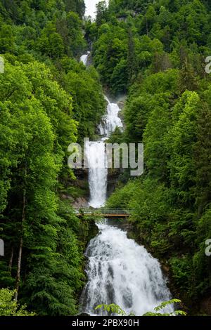 Cascata di Giessbach nelle Alpi svizzere, Canton Berna. Giorno estivo soleggiato, natura verde, nessuna gente Foto Stock