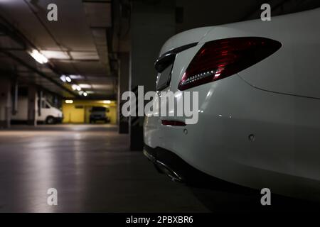 Auto bianca in garage, guardaroba. Spazio per il testo Foto Stock