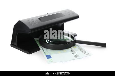 Moderno rilevatore di valuta con banconote in euro e lente d'ingrandimento su sfondo bianco. Dispositivo di esame del denaro Foto Stock