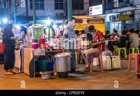 Mercato notturno di Keningau e area ristoro Foto Stock