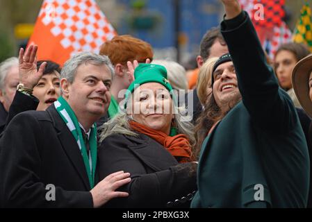 Martin Fraser - Ambasciatore d'Irlanda a Londra - in posa per un selfie partecipando alla parata del giorno di San Patrizio a Londra, 12th marzo 2023 Foto Stock