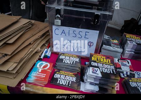 Michael Bunel / le Pictorium - dimostrazione contro la riforma pensionistica a Parigi - 11/3/2023 - Francia / Parigi / Parigi - Un fondo sciopero sullo stand France Insoumise (Fi). Settimo giorno di mobilitazione contro la riforma delle pensioni e la modifica dell'età pensionabile. La manifestazione ha riunito 368.000 manifestanti in tutta la Francia, di cui 48.000 a Parigi, secondo il Ministero dell'interno. Il CGT contava più di un milione di dimostranti, di cui 300.000 a Parigi. 11 marzo 2023. Parigi, Francia. Foto Stock