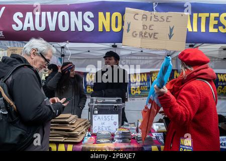 Michael Bunel / le Pictorium - dimostrazione contro la riforma pensionistica a Parigi - 11/3/2023 - Francia / Parigi / Parigi - Un fondo sciopero sullo stand France Insoumise (Fi). Settimo giorno di mobilitazione contro la riforma delle pensioni e la modifica dell'età pensionabile. La manifestazione ha riunito 368.000 manifestanti in tutta la Francia, di cui 48.000 a Parigi, secondo il Ministero dell'interno. Il CGT contava più di un milione di dimostranti, di cui 300.000 a Parigi. 11 marzo 2023. Parigi, Francia. Foto Stock