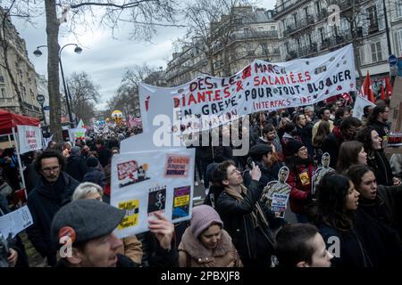 Michael Bunel / le Pictorium - dimostrazione contro la riforma pensionistica a Parigi - 11/3/2023 - Francia / Parigi / Parigi - marcia degli studenti. Su un banner possiamo leggere, su sciopero per bloccare tutto. Settimo giorno di mobilitazione contro la riforma delle pensioni e la modifica dell'età pensionabile. La manifestazione ha riunito 368.000 manifestanti in tutta la Francia, di cui 48.000 a Parigi, secondo il Ministero degli interni. Il CGT contava più di un milione di dimostranti, di cui 300.000 a Parigi. 11 marzo 2023. Parigi, Francia. Foto Stock