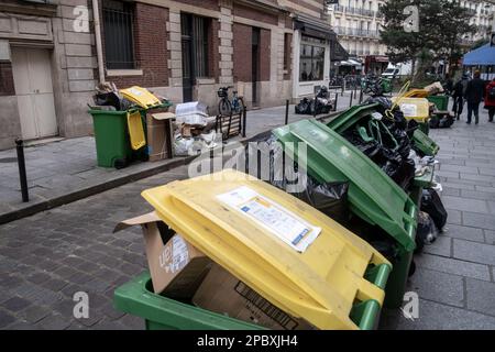 Michael Bunel / le Pictorium - Sciopero di raccoglitori di rifiuti e impianti di incenerimento. - 11/3/2023 - Francia / Ile-de-France (regione) / Parigi - dopo gli scioperi intersindacali contro la riforma delle pensioni, i raccoglitori di rifiuti e i centri di incenerimento sono in sciopero. Diversi distretti di Parigi sono stati lasciati con i rifiuti non raccolti per diversi giorni 11 marzo 2023. Parigi, Francia. Foto Stock