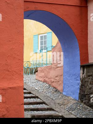 Affascinanti archi ricurvi e strade acciottolate nel villaggio di Portmerion nel Galles del Nord. Foto Stock