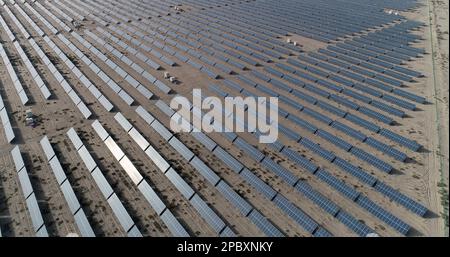 HAMI, CINA - 12 MARZO 2023 - i pannelli solari blu scuro si estendono attraverso il vasto deserto di Gobi in Hami, provincia di Xinjiang, Cina, 12 marzo 2023. Foto Stock
