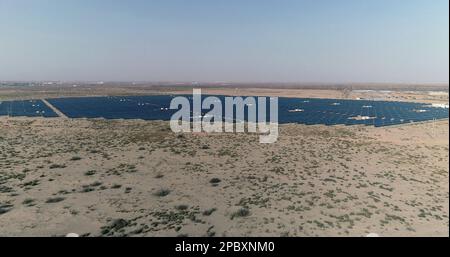 HAMI, CINA - 12 MARZO 2023 - i pannelli solari blu scuro si estendono attraverso il vasto deserto di Gobi in Hami, provincia di Xinjiang, Cina, 12 marzo 2023. Foto Stock