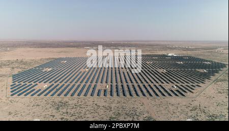 HAMI, CINA - 12 MARZO 2023 - i pannelli solari blu scuro si estendono attraverso il vasto deserto di Gobi in Hami, provincia di Xinjiang, Cina, 12 marzo 2023. Foto Stock