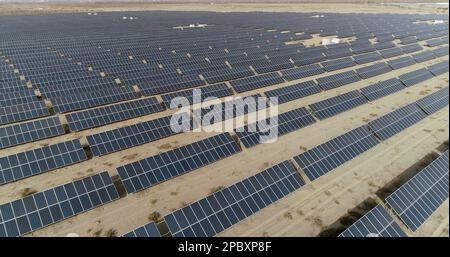 HAMI, CINA - 12 MARZO 2023 - i pannelli solari blu scuro si estendono attraverso il vasto deserto di Gobi in Hami, provincia di Xinjiang, Cina, 12 marzo 2023. Foto Stock