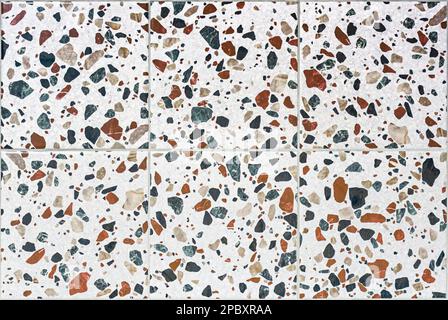 Texture senza cuciture di piastrelle in ceramica con un motivo in stile terrazzo. Mappa del materiale multicolore. Foto Stock