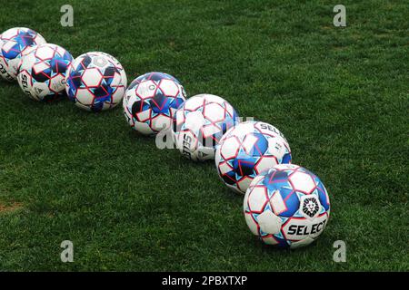 Odessa, Ucraina-circa 2019: La palla di calcio ufficiale della stagione del torneo sull'erba del campo di calcio prima del gioco di campionato di profess Foto Stock