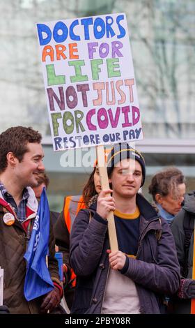 Londra, Regno Unito. 13th Mar, 2023. I medici giovani iniziano 72 ore di azione di sciopero. Medici giovani che colpiscono fuori dell'ospedale universitario dell'università a Euston accreditamento: Notizie in tensione del contrassegno Thomas/Alamy Foto Stock