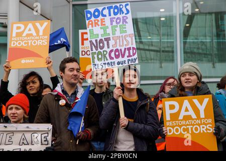Londra, Regno Unito. 13th Mar, 2023. I medici giovani iniziano 72 ore di azione di sciopero. Medici giovani che colpiscono fuori dell'ospedale universitario dell'università a Euston accreditamento: Notizie in tensione del contrassegno Thomas/Alamy Foto Stock