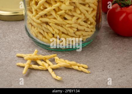 Vaso di vetro con trofie italiane, pasta corta, sottile, ritorta dalla Liguria, primo piano del Nord Italia Foto Stock