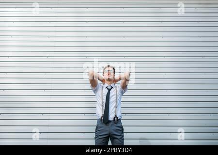 rilassato uomo d'affari felice daydream all'aperto Foto Stock