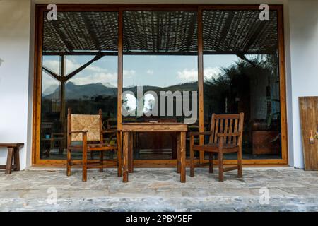 Veranda o portico villaggio a Cipro. Tavolo e sedie in legno, casa colonica Foto Stock