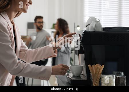 Immagini Stock - Moderna Macchina Da Caffè Con Tazza In Ufficio