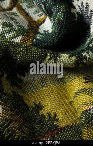 Vista ravvicinata di un antico pezzo di tappeto fatto a mano, dettaglio tessile Foto Stock