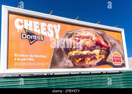 Burger King che fa pubblicità alla guardia, Avenue Ntra. SRA. Del Carmen, Corralejo, Fuerteventura, Isole Canarie, Regno di Spagna Foto Stock