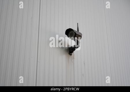 Telecamera cctv di sorveglianza montata su una parete esterna di un edificio. Primo piano, nessuna gente. Foto Stock