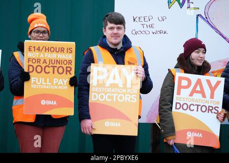 County Hospital, Hereford, Herefordshire, Regno Unito – Lunedì 13th marzo 2023 – Medici giovani al di fuori del County Hospital di Hereford e membri della British Medical Association ( BMA ) Partecipate a un'azione di sciopero in tutto il Regno Unito, che dovrebbe durare 72 ore a partire dalle 7am:00 di lunedì 13th marzo 2023, in una protesta sulle condizioni salariali e di lavoro. Foto Steven Maggio / Alamy Live News Foto Stock