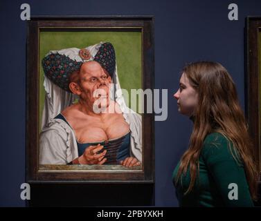 National Gallery, Londra, Regno Unito. 13 marzo 2023. Una mostra darà nuova luce su uno dei dipinti più indimenticabili della collezione della Galleria: Quinten Massys’an Old Woman. Sfidando i canoni occidentali della bellezza e delle regole della proprietà, questa figura arrestata divenne nota come “la duchessa brutta” dopo aver ispirato le illustrazioni estremamente popolari di John Tenniel per Alice nel paese delle meraviglie di Lewis Carroll (1865). Da allora è rimasta associata al mondo della fiaba. Immagine: (A sinistra) Quinten Massys, una vecchia donna (la duchessa Ugly), circa 1513. The National Gallery, Londra; (a destra) Messa Quinten Foto Stock