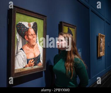 National Gallery, Londra, Regno Unito. 13 marzo 2023. Una mostra darà nuova luce su uno dei dipinti più indimenticabili della collezione della Galleria: Quinten Massys’an Old Woman. Sfidando i canoni occidentali della bellezza e delle regole della proprietà, questa figura arrestata divenne nota come “la duchessa brutta” dopo aver ispirato le illustrazioni estremamente popolari di John Tenniel per Alice nel paese delle meraviglie di Lewis Carroll (1865). Da allora è rimasta associata al mondo della fiaba. Immagine: (A sinistra) Quinten Massys, una vecchia donna (la duchessa Ugly), circa 1513. The National Gallery, Londra; (a destra) Messa Quinten Foto Stock